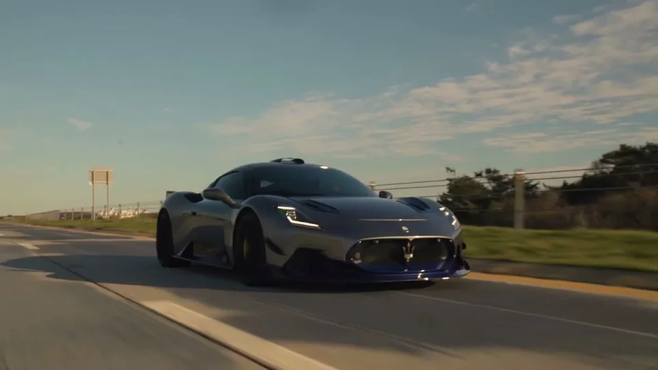 海沿いの道を走るスポーツカーのCG映像