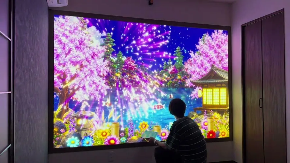 来場者が描いた絵が、桜と花火の映像に重なって動き出す投影コンテンツ